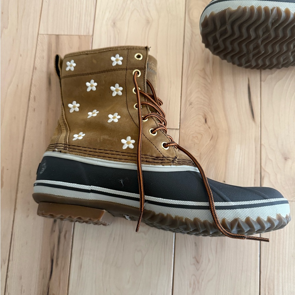 Eddie Bauer x THE GREAT Daisy Embroidered Duck Boots - Picture 7 of 8